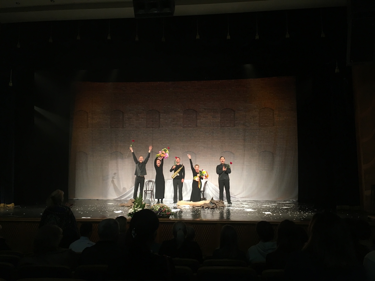 В Сургутском театре торжественно открыли ХХ творческий сезон 