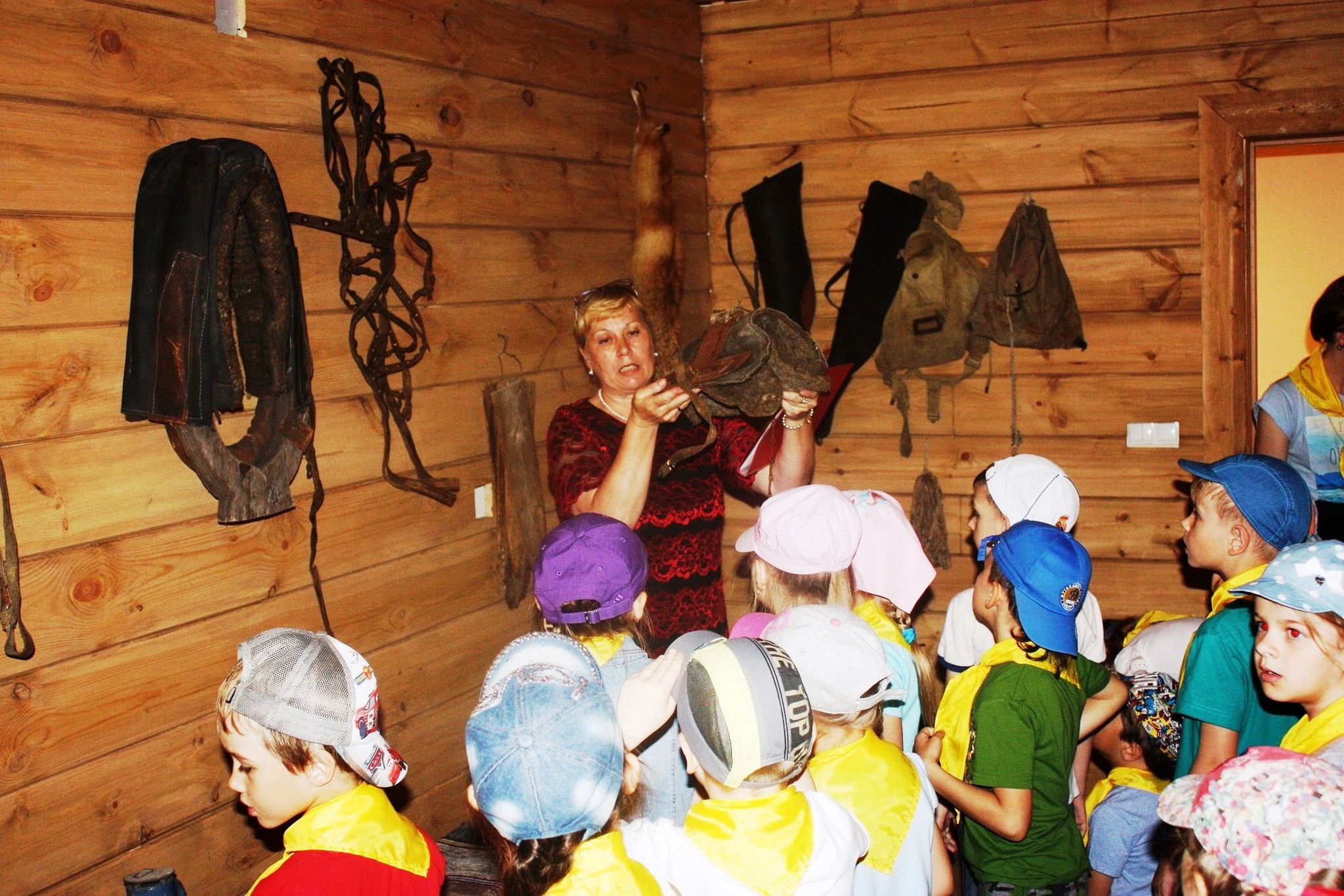 В Окружном Доме народного творчества дошкольников познакомили с бытом сибирских казаков 