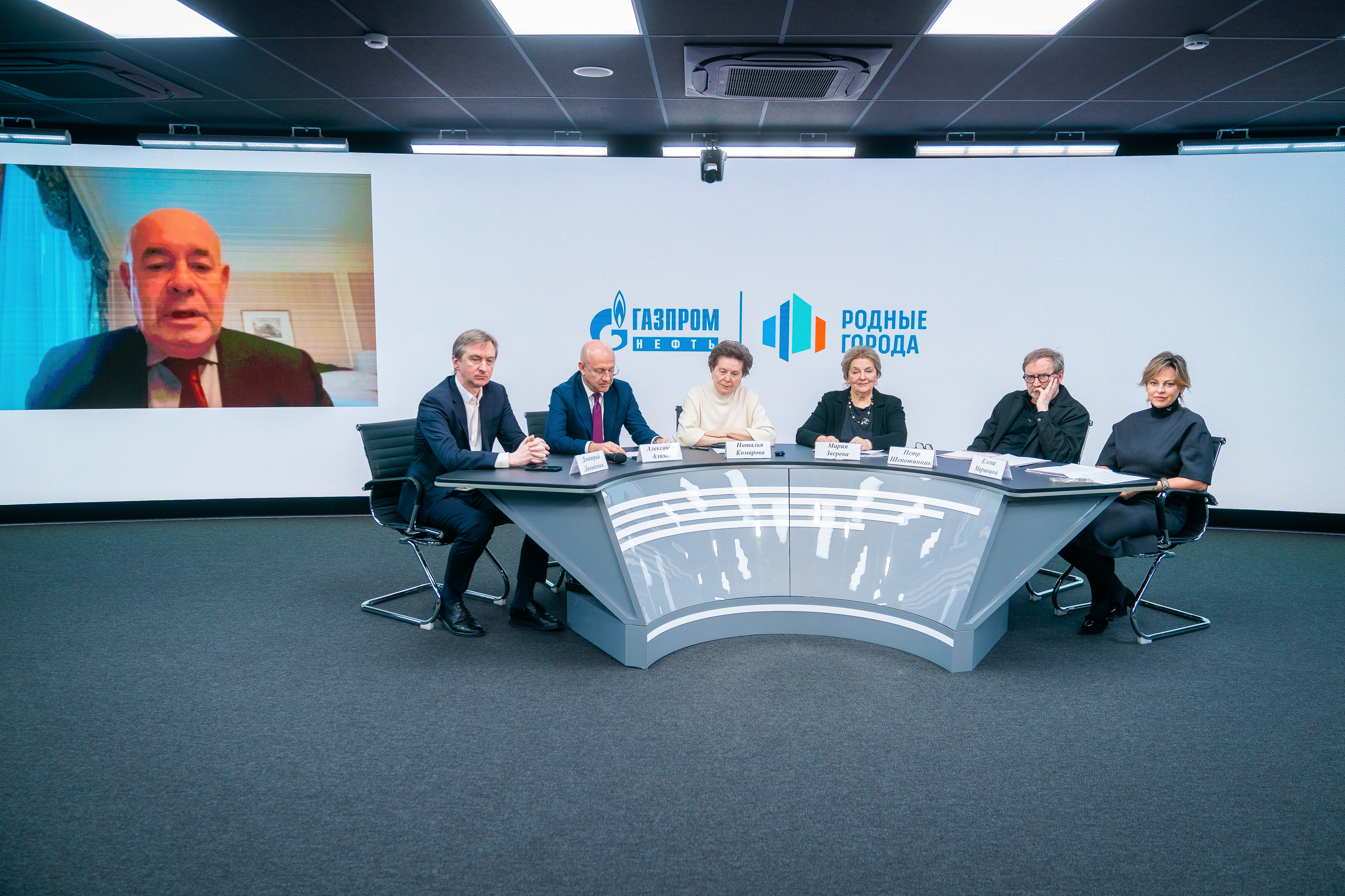 Красная ковровая дорожка, звездное жюри, кинопремьеры, лекции, презентации и спектакли – каким будет фестиваль Дух Огня в этом году стало известно на официальной пресс-конференции фестиваля.