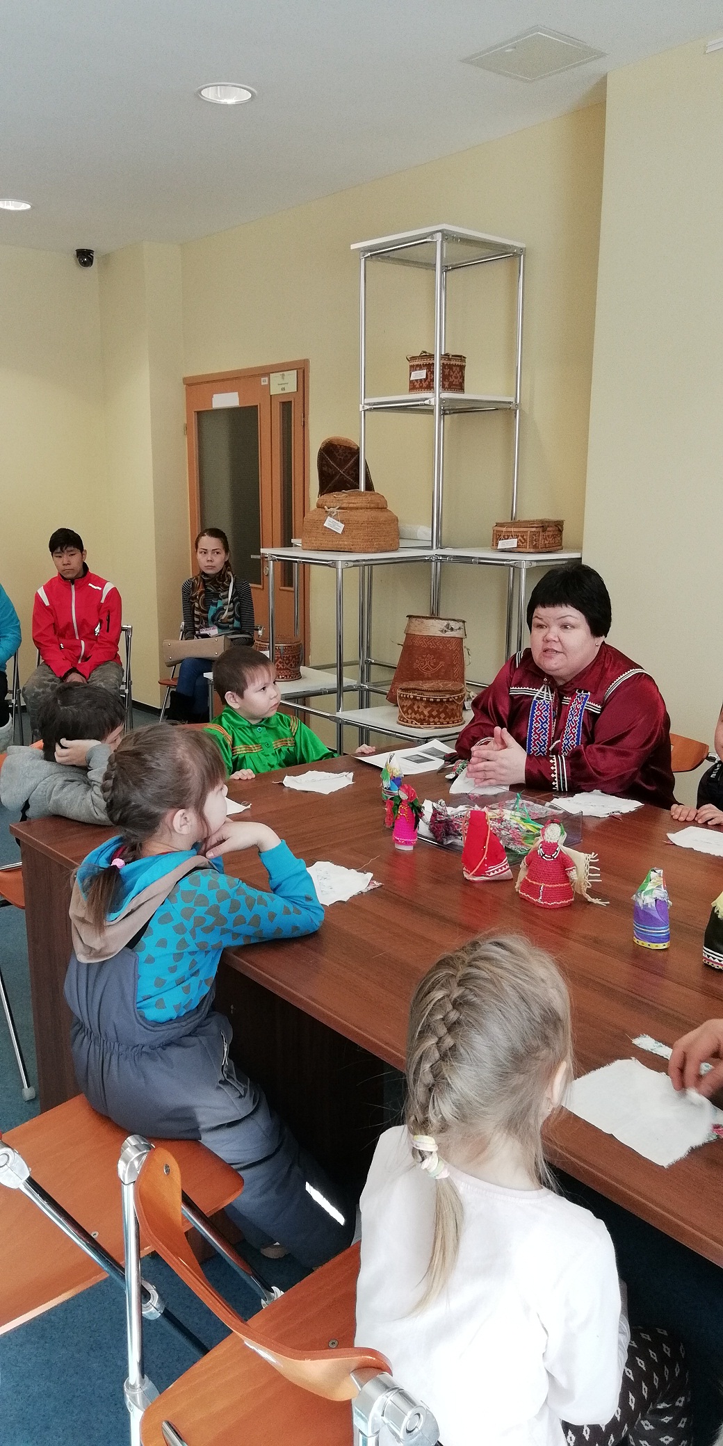 Маленькие гости Окружного Дома народного творчества научились мастерить традиционные игрушки 