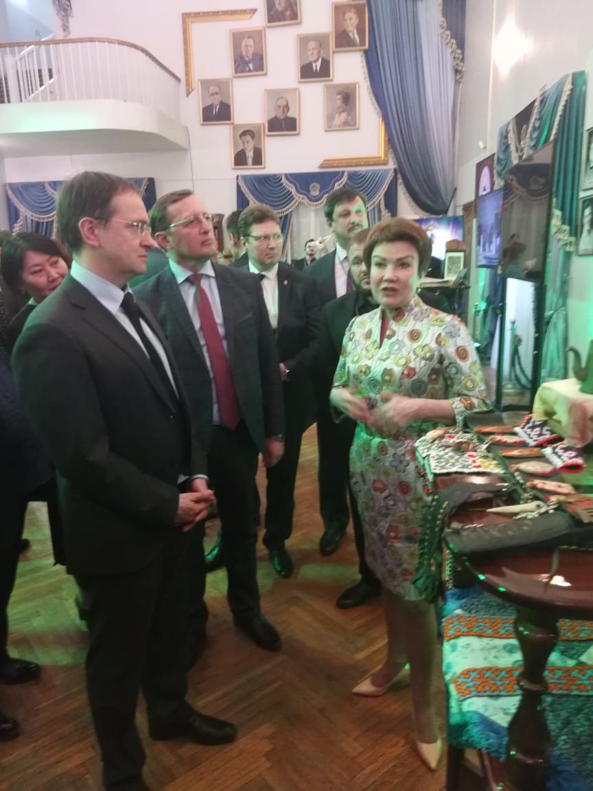 Делегация Югры приняла участие в торжественной передаче символа года театра в Екатеринбурге