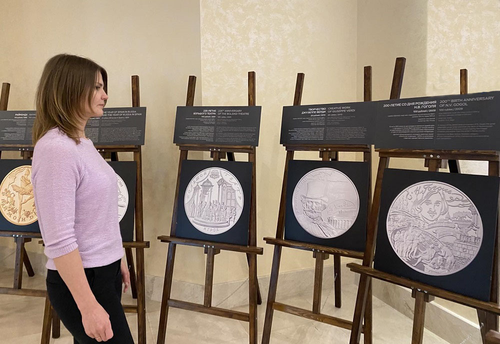 В Ханты-Мансийске открылась фотовыставка Банка России  «Магия театра»