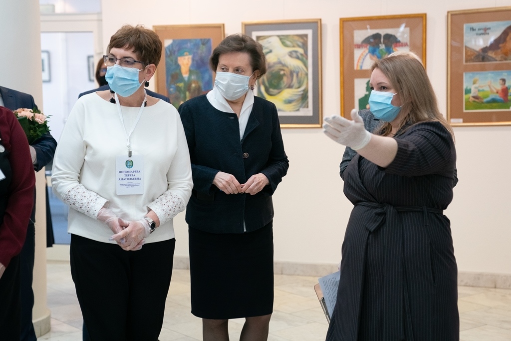 Выставку детского рисунка «Служу Отечеству!» презентовали в Государственной библиотеке Югры